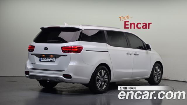 Kia Carnival 9-Seater Luxury 2019 — фото 2