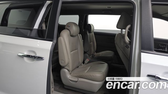 Kia Carnival 9-Seater Luxury 2019 — фото 12