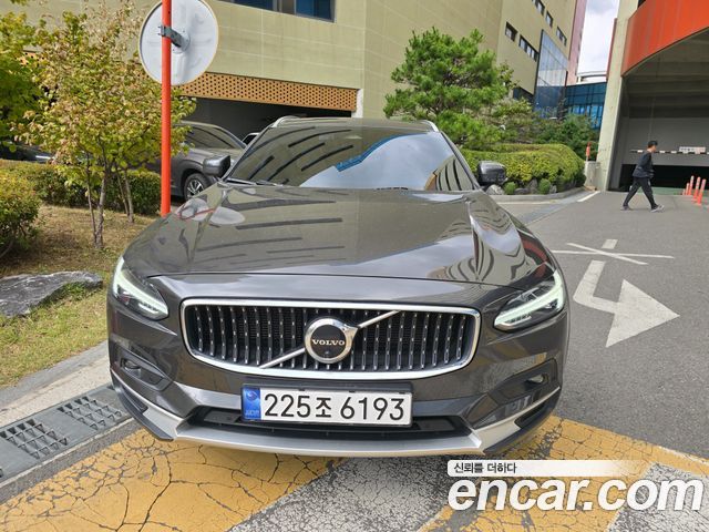 Volvo V90 Cross Country B5 Ultimate AWD 2023 — фото 2
