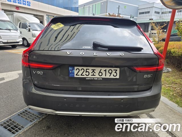 Volvo V90 Cross Country B5 Ultimate AWD 2023 — фото 3