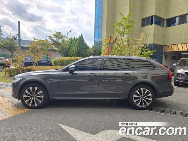 Volvo V90 Cross Country B5 Ultimate AWD 2023 — фото 4
