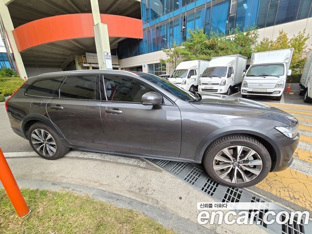 Volvo V90 Cross Country B5 Ultimate AWD 2023 — фото 5