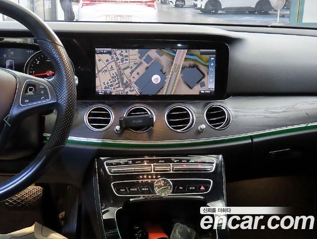 Mercedes-Benz E-Class (W213) E220d 4MATIC Avantgarde 2017 — фото 15