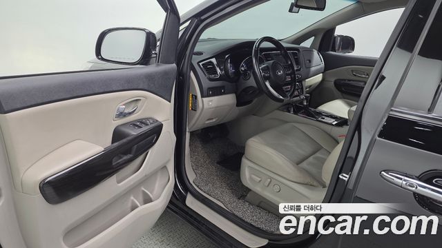 Kia Carnival 9-Seater Prstige 2020 — фото 10