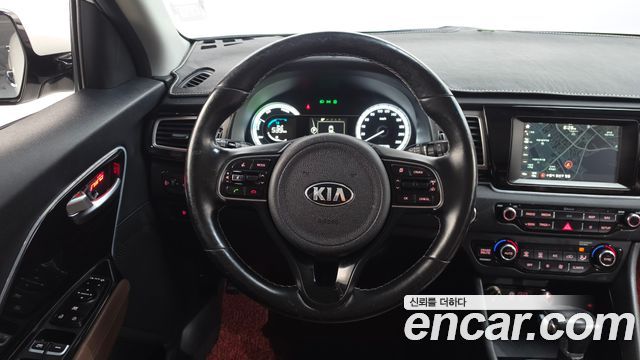 Kia Niro Prestige 2018 — фото 12
