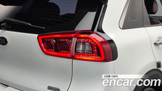 Kia Niro Prestige 2018 — фото 23
