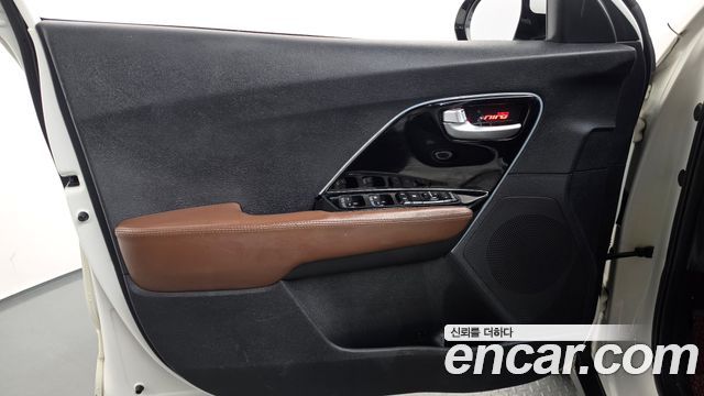 Kia Niro Prestige 2018 — фото 24