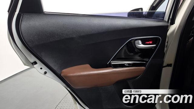 Kia Niro Prestige 2018 — фото 25