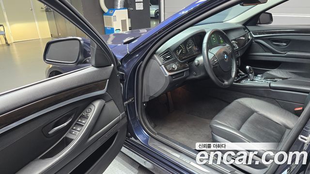 BMW 5 Series (F10) 528i 2011 — фото 10