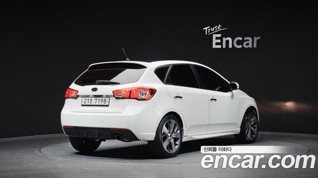Kia Forte Hatchback 1.6 GDI Prestige Standard 2013 — фото 2