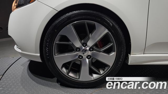 Kia Forte Hatchback 1.6 GDI Prestige Standard 2013 — фото 5