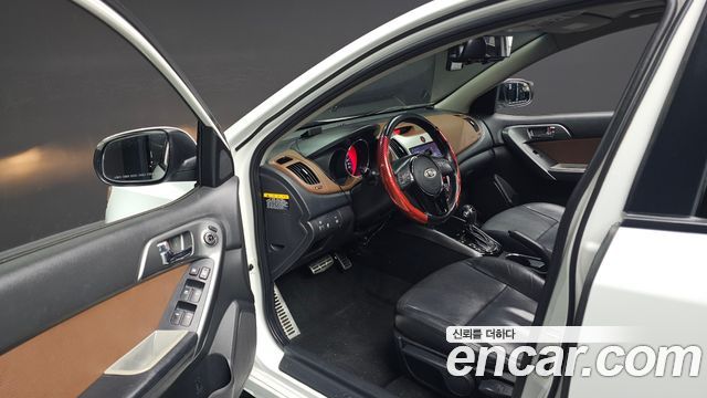 Kia Forte Hatchback 1.6 GDI Prestige Standard 2013 — фото 10
