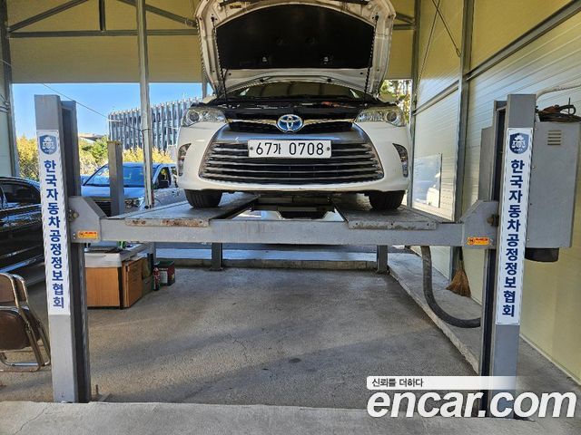 Toyota Camry Hybrid LE