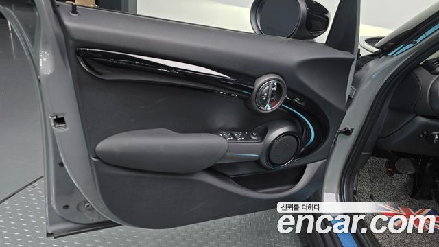 MINI Cooper S 5Door Standard 3rd 2021 — фото 30