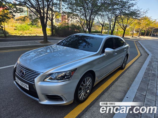 Lexus LS600hL 5-Seats Ottoman XF40