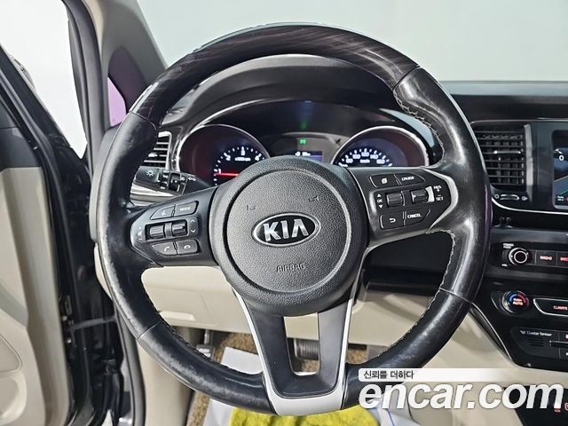 Kia Carnival 9-Seater Prstige 2019 — фото 9