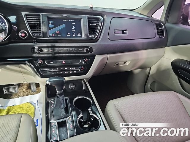 Kia Carnival 9-Seater Prstige 2019 — фото 10