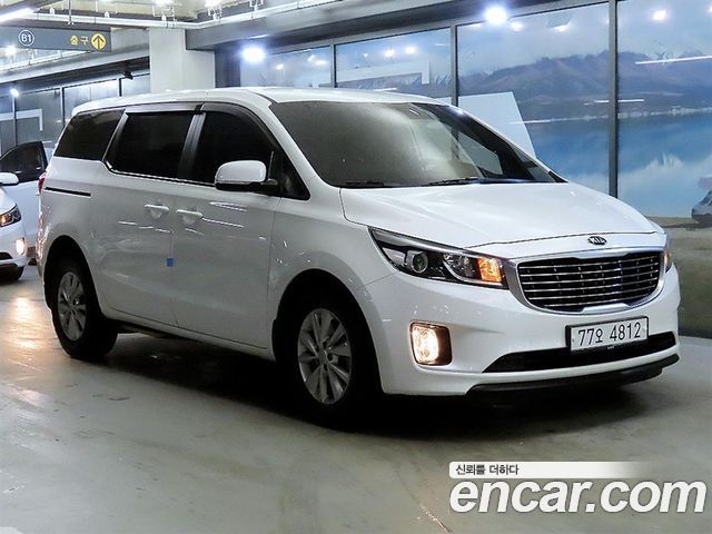 Kia Carnival 6-seater Wheelchair lift