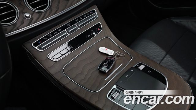 Mercedes-Benz E-Class (W213) E300e 4MATIC Exclusive 2021 — фото 17