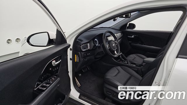 Kia Niro Noblesse 2018 — фото 10