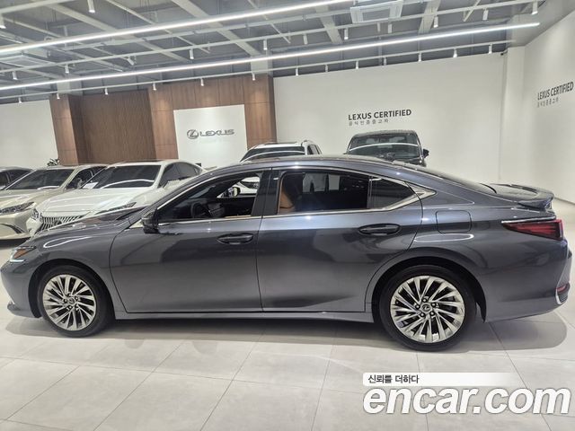 Lexus ES300h (VII) Executive 2023 — фото 16
