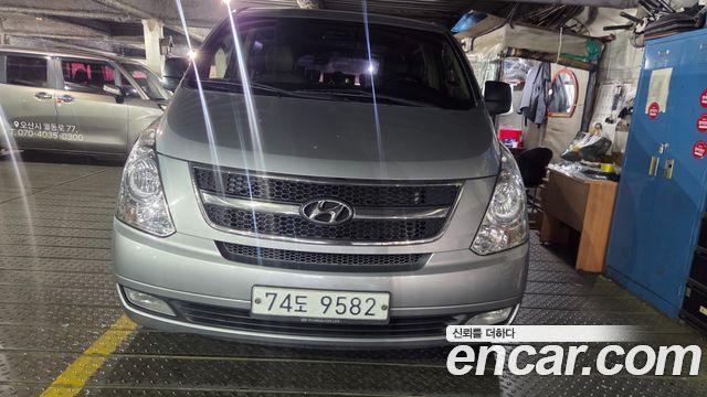Hyundai Grand Starex 12-Seater Wagon CVX Luxury