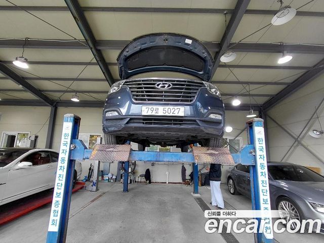 Hyundai Grand Starex Wagon 12-Seater Modern