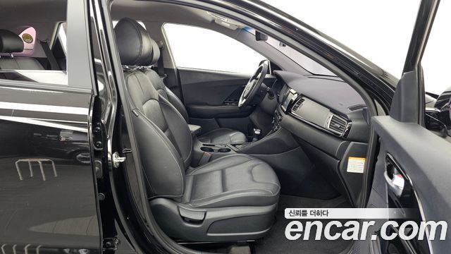Kia Niro Prestige 2018 — фото 11