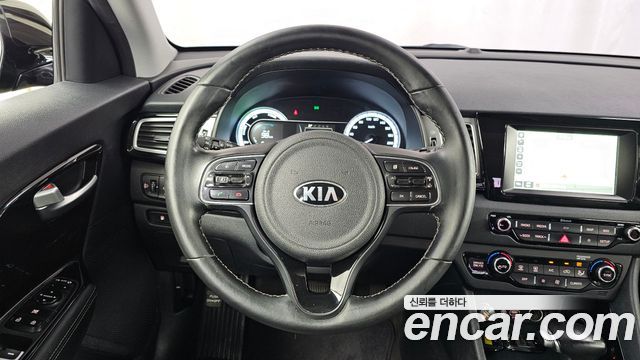 Kia Niro Prestige 2018 — фото 13