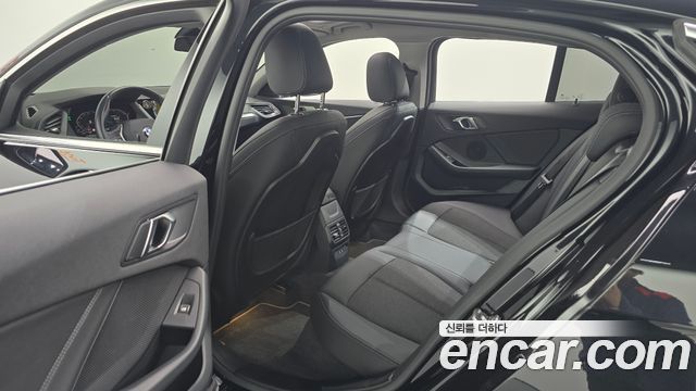 BMW 1 Series (F40) 120i Sports 2023 — фото 12