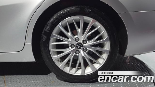 Toyota Camry (XV70) 2.5 XLE Hybrid 2018 — фото 21