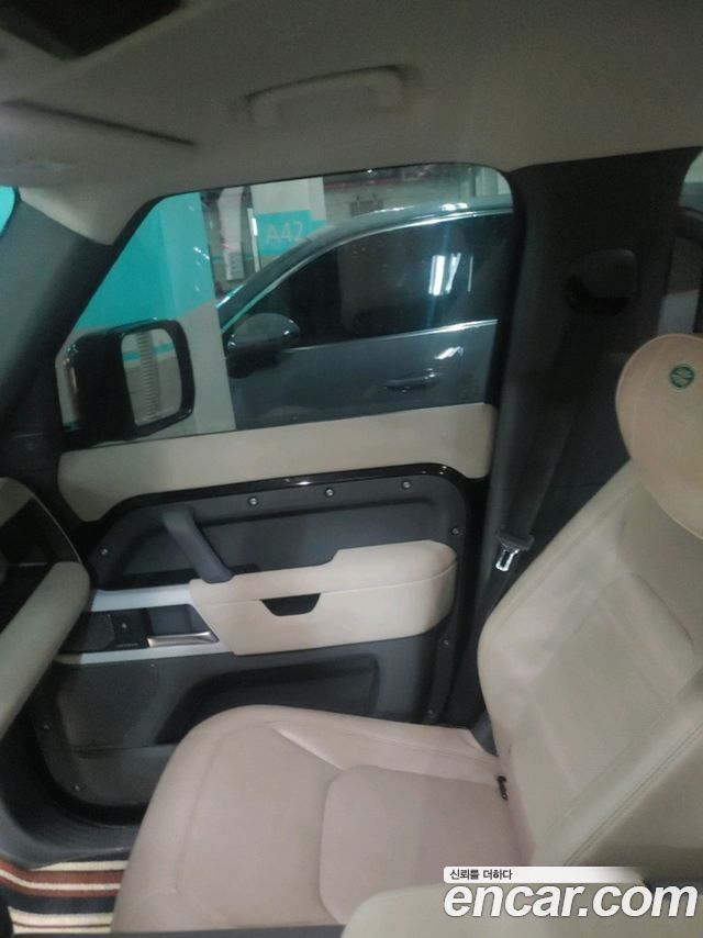 Land Rover Defender (L663) 110 D250 SE 2023 — фото 8