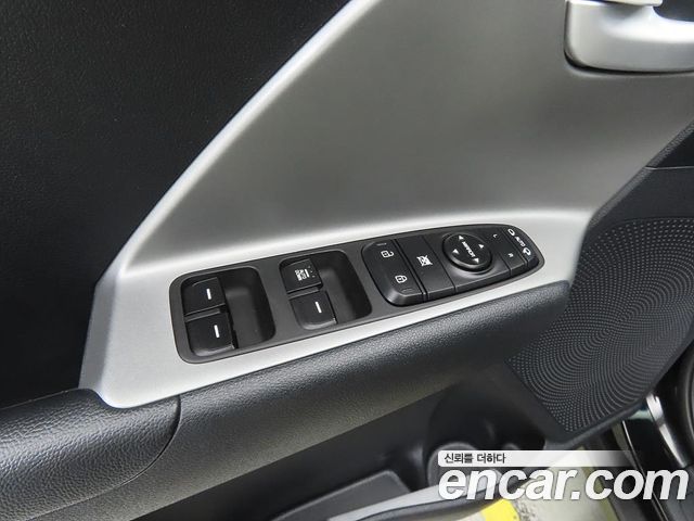 Kia Niro Luxury 2018 — фото 18