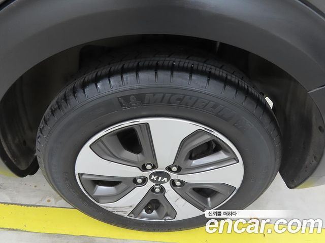 Kia Niro Luxury 2018 — фото 24