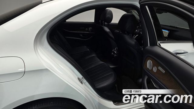 Mercedes-Benz E-Class (W213) E300e 4MATIC Exclusive 2020 — фото 16