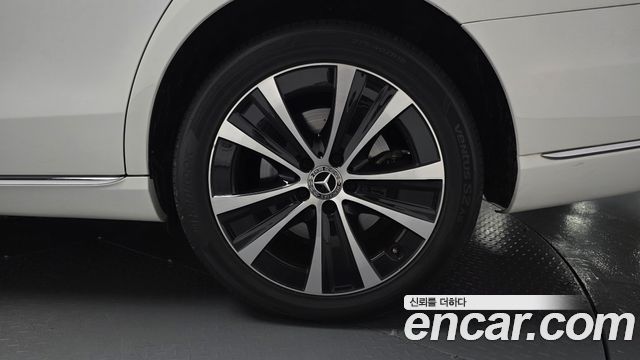 Mercedes-Benz E-Class (W213) E300e 4MATIC Exclusive 2020 — фото 27