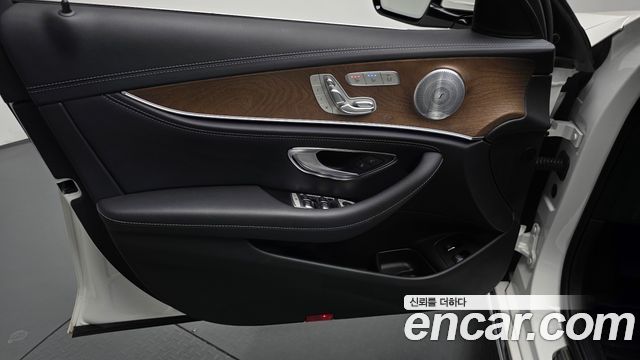 Mercedes-Benz E-Class (W213) E300e 4MATIC Exclusive 2020 — фото 30