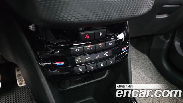 Peugeot 2008 1.6 e-HDi Feline L 2015 — фото 16