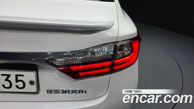 Lexus ES300h premium XV60 2016 — фото 23