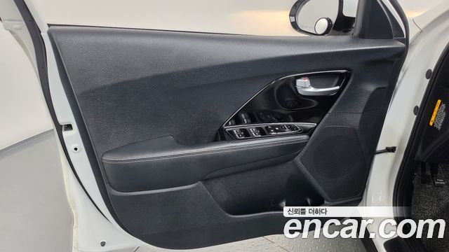 Kia Niro Prestige 2019 — фото 24