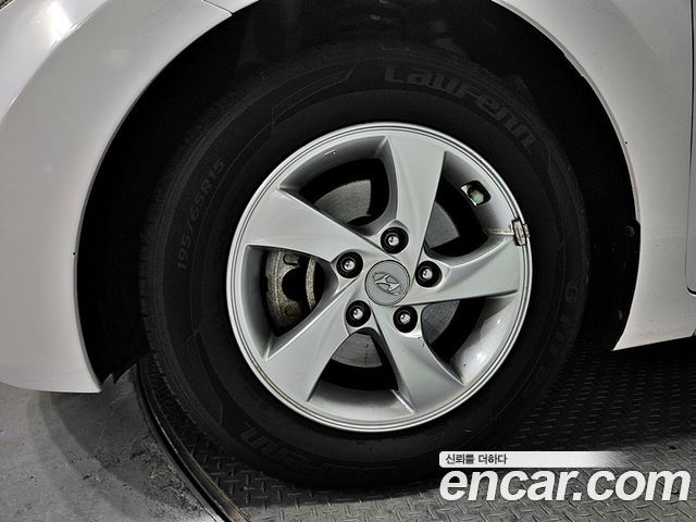 Hyundai Avante 1.6 GDi Smart Standard 2016 — фото 17