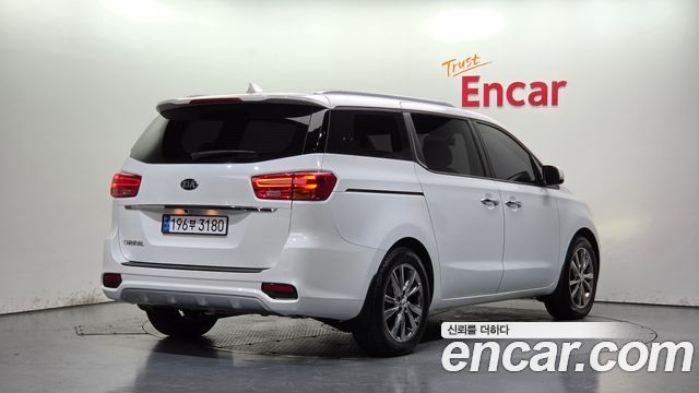 Kia Carnival 9-Seater Luxury 2019 — фото 2