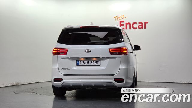 Kia Carnival 9-Seater Luxury 2019 — фото 4