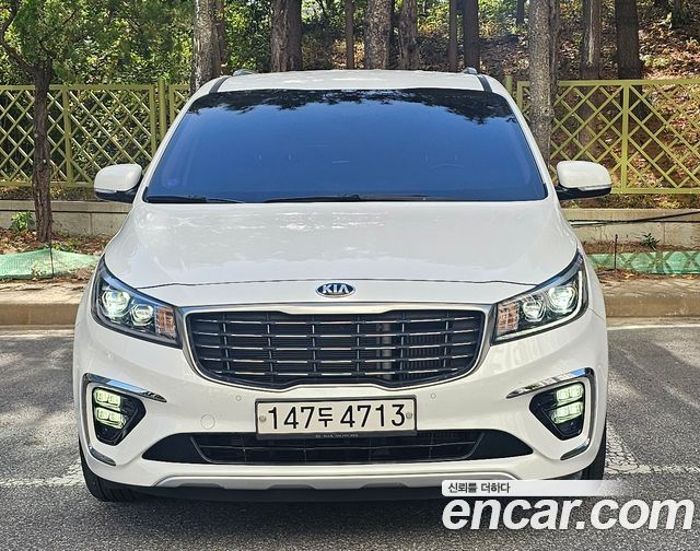 Kia Carnival 7-Seater Limousine VIP