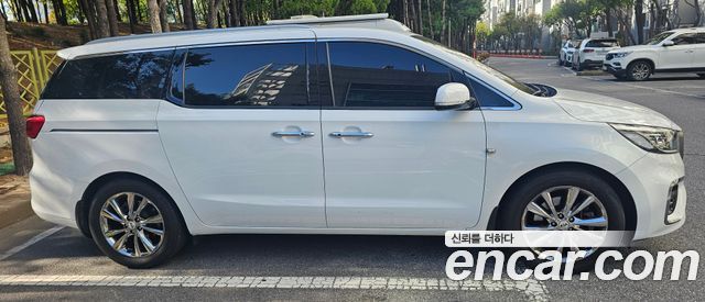 Kia Carnival 7-Seater Limousine VIP 2019 — фото 4