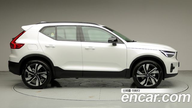 Volvo XC40 B4 Ultra Dark 2026 — фото 3