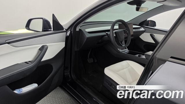 Tesla Model Y RWD 2025 — фото 10