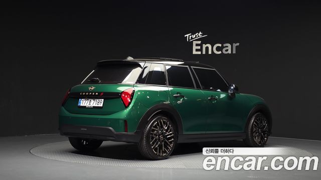 MINI Cooper S (IV) 5 Door Favoured 2025 — фото 2
