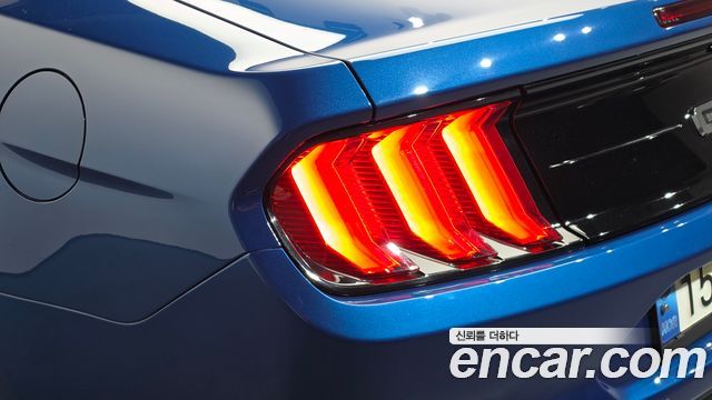Ford Mustang GT Convertible 2022 — фото 23