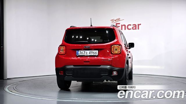 Jeep Renegade 1.3 Limited 2023 — фото 4